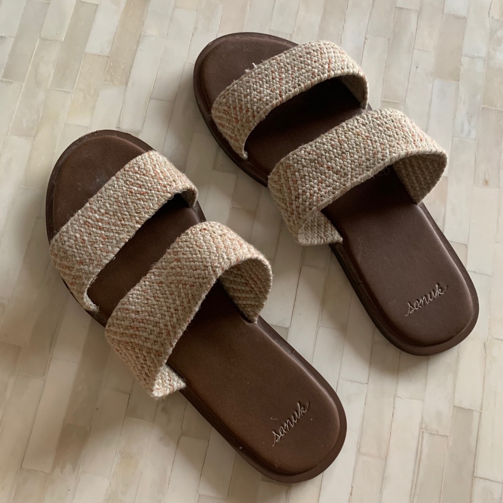 Sanuk sandals size 6